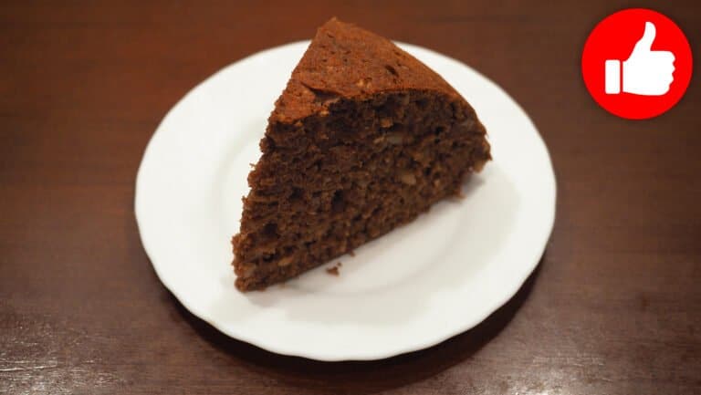 Шоколадный пирог на сметане с орехами в мультиварке