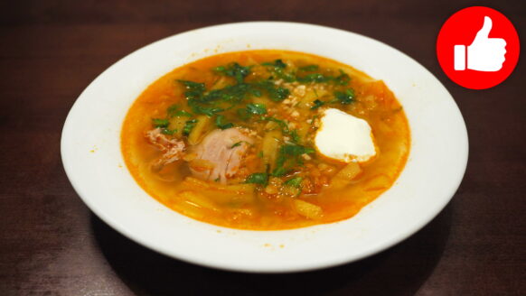 Вкусный куриный суп с чечевицей и огурцами в мультиварке