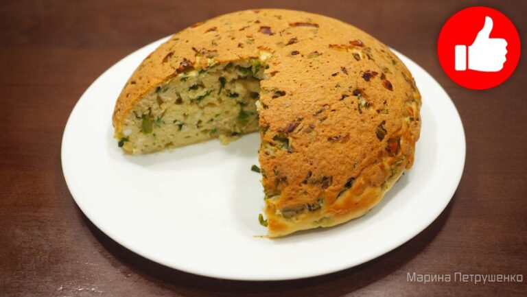 Вкусный пирог с луком и яйцом на сметане в мультиварке