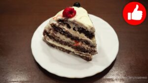 Вкусный шоколадный торт с кремом из взбитых сливок и сметаной в мультиварке