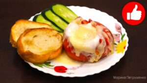 Вкусная яичница с колбасой в помидорах на завтрак в мультиварке