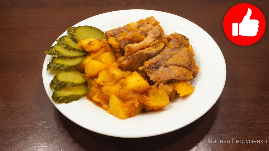 Картофель, тушенный со свиными ребрышками в мультиварке