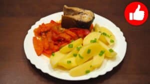 Скумбрия с овощами и паровым картофелем в мультиварке