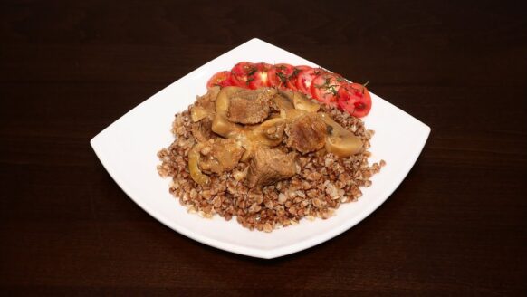 Вкусная тушеная говядина с грибами в мультиварке