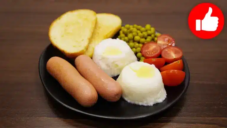 Вкусные яйца с сосисками на пару в мультиварке