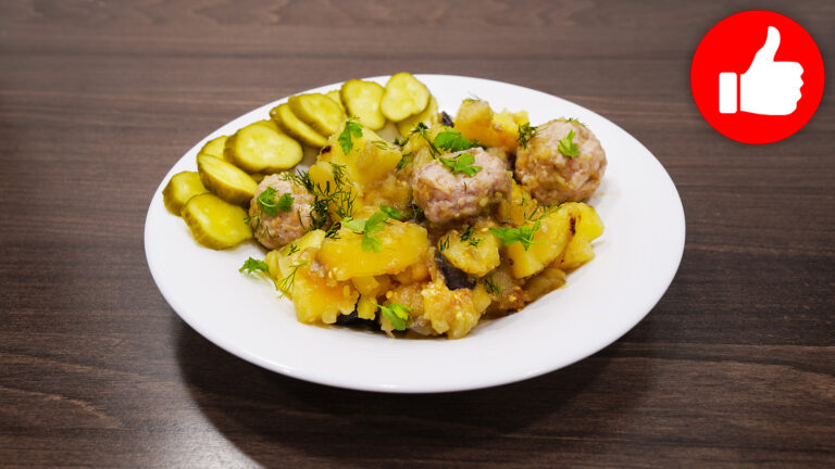 Картошка с фрикадельками и баклажанами в мультиварке