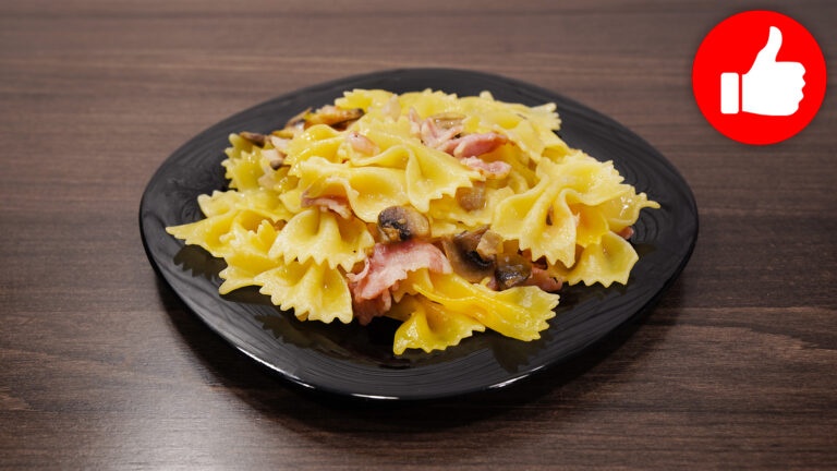 Макароны с беконом и грибами в мультиварке