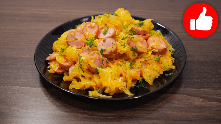 Тушеная квашеная капуста с сосисками в мультиварке