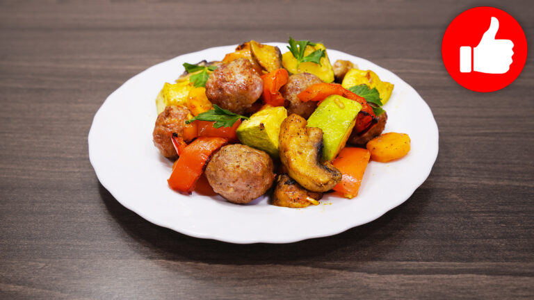 Вкусные фрикадельки с овощами в аэрогриле