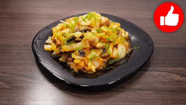 Тушеная капуста с курицей и грибами в мультиварке