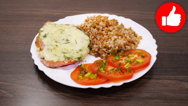 Мясо под сырной шапочкой и гречка в аэрогриле