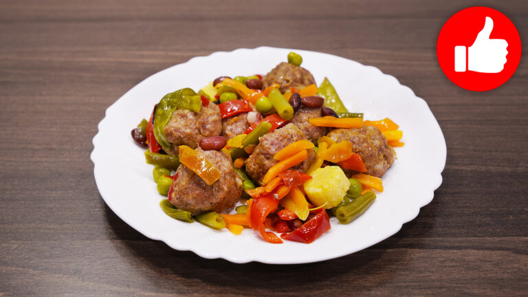 Фрикадельки с овощами на пару в мультиварке