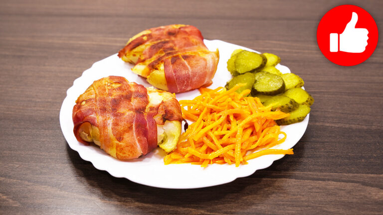 Вкусный вареный картофель в беконе в аэрогриле