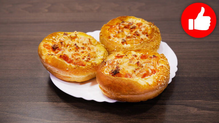 Вкусная пицца в булочке в аэрогриле