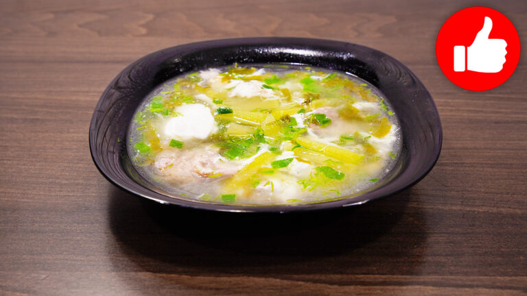 Вкусный суп с тушенкой и щавелем в мультиварке