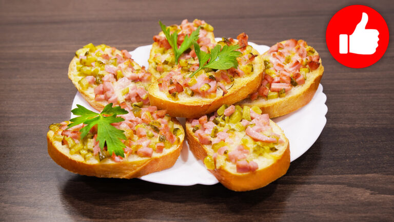 Вкусные горячие бутерброды с колбасой сыром и огурцами в аэрогриле.