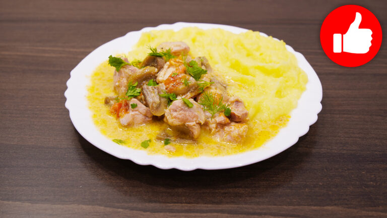 Вкусная курица с помидорами и грибами в мультиварке.