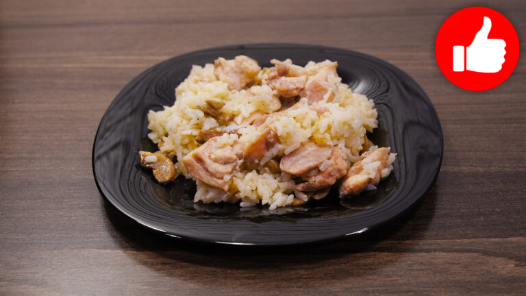 Вкусная курица с рисом и грибами в мультиварке