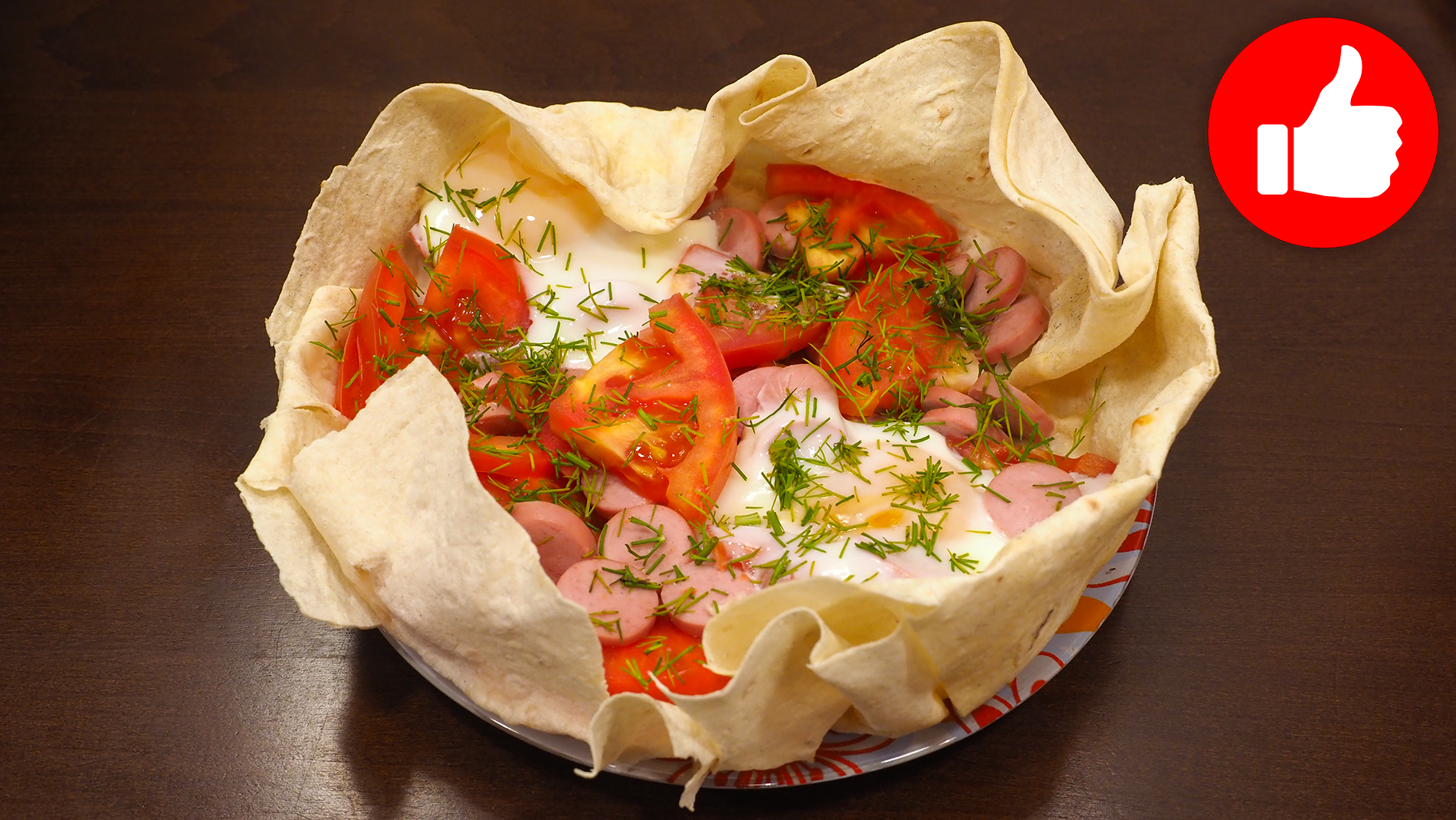 Лаваш с колбасой, сыром и яйцом на сковороде