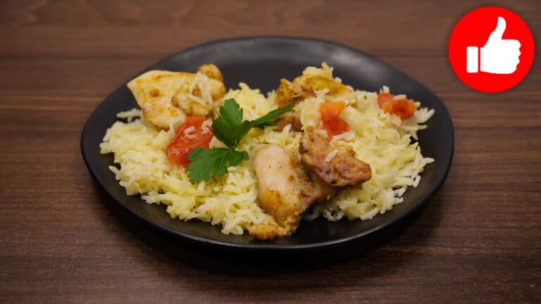 Вкусный рис с курицей и помидорами в мультиварке